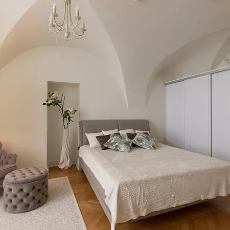 Housing 2 Bdr 2 Bathroom With Sauna At Carl Engel Luxury House Apartman