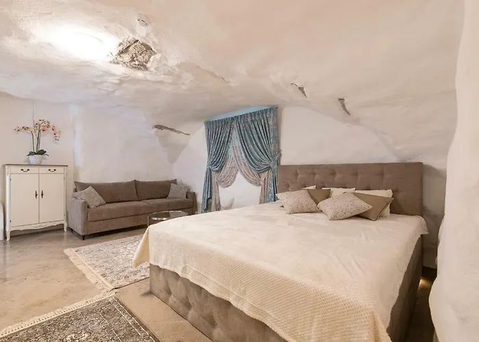 Apartman Housing 2 Bdr 2 Bathroom With Sauna At Carl Engel Luxury House